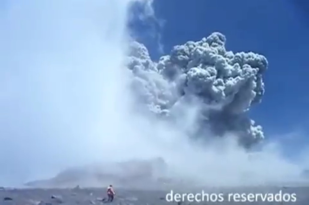 interior_2_volcan_popocatepetl_arroja_piedras_gigantes_cerca_de_montanistas_video.jpg