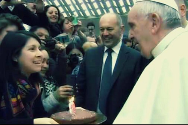 Quinto en la lista, el Papa Francisco. En la foto, un grupo de fieles mexicanos le saluda con motivo de su cumpleaños.