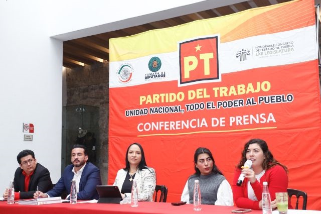 Al centro la coordinadora estatal del PT, Lizeth Sánchez, quien amenazó con romper coalición con Morena