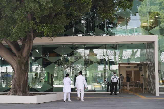 Personal médico ingresando al Hospital San Alejandro