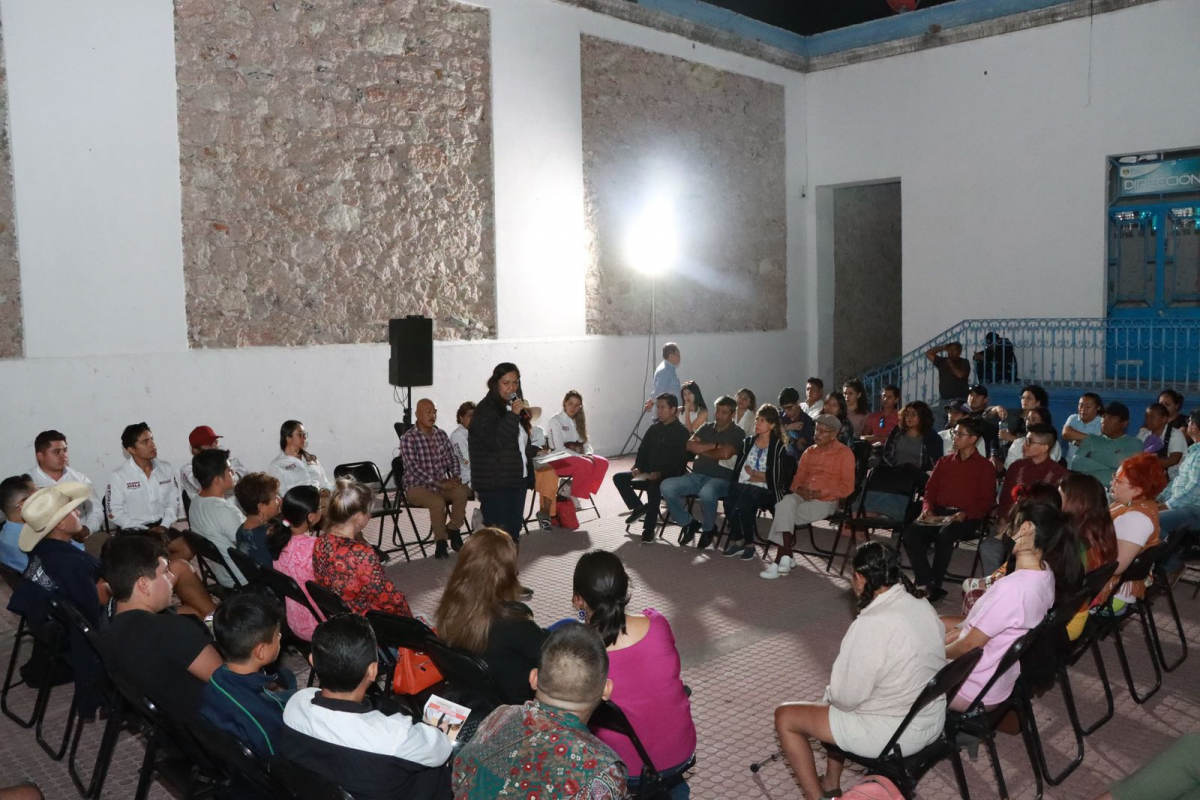 ariadna_ayala_se_reune_con_artistas_de_atlixco.png