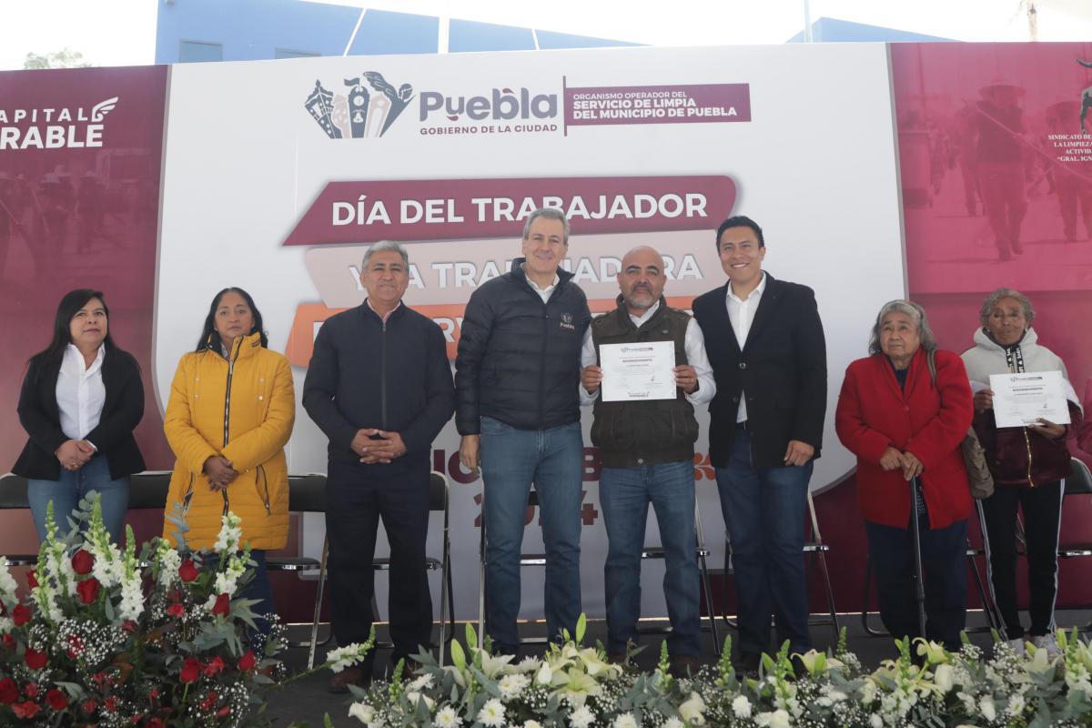 Pepe Chedraui con trabajadores del servicio de limpia de Puebla