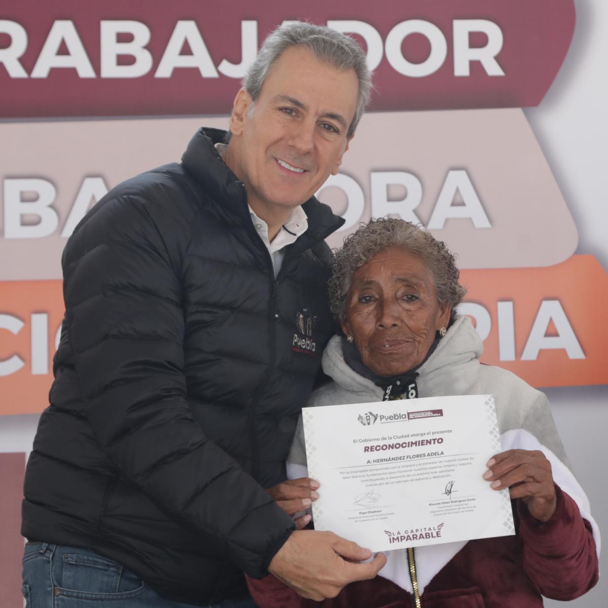 Pepe Chedraui con una trabajadora del servicio de limpia de Puebla
