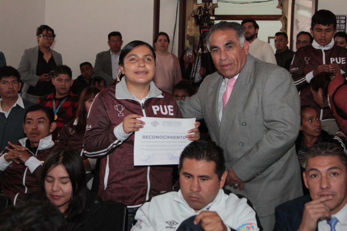Atleta paralímpico poblano recibiendo reconocimiento