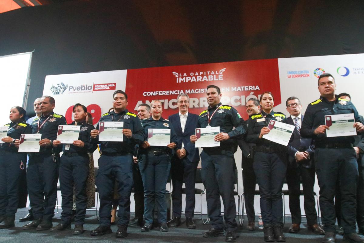 Policías municipales de Puebla reconocidos