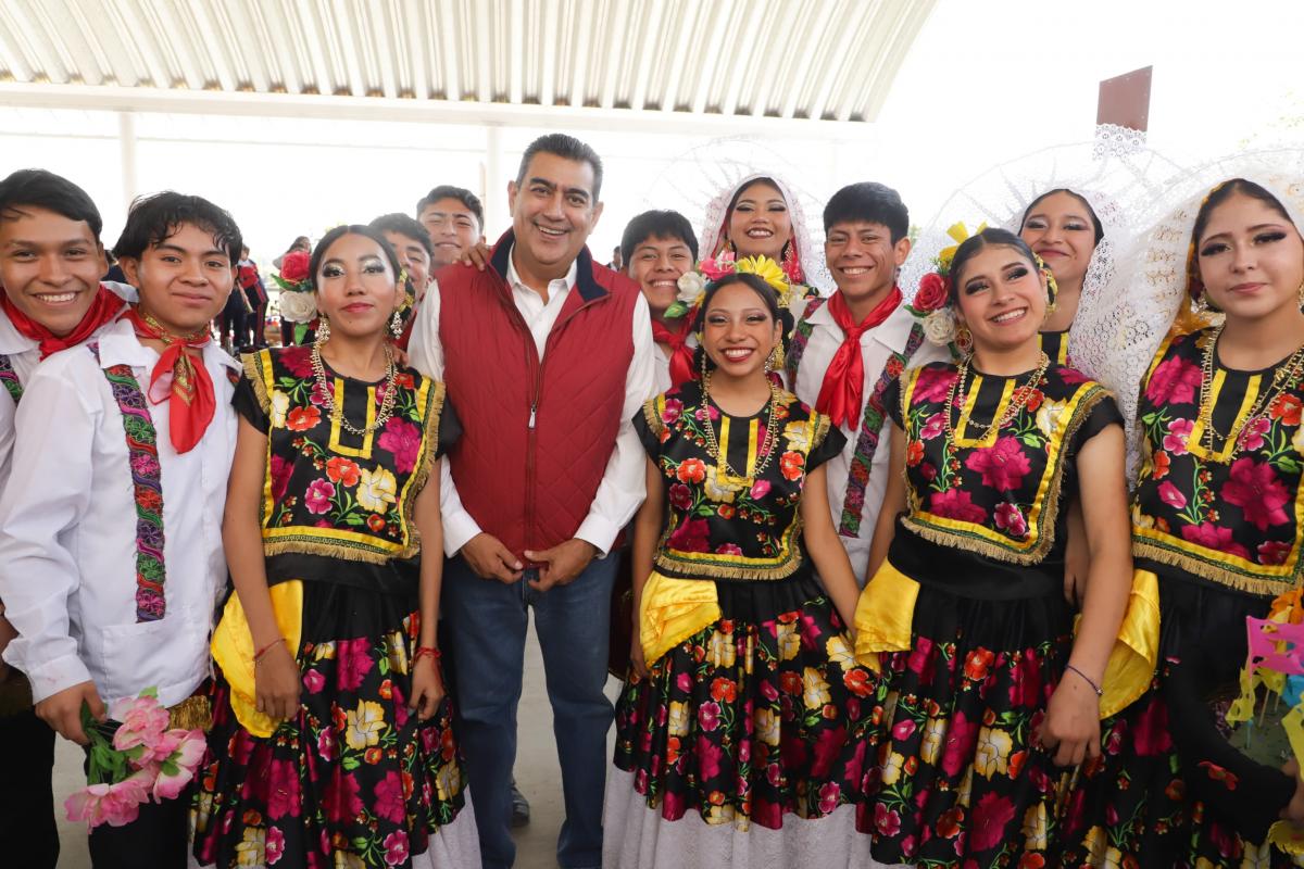 Sergio Salomón con estudiantes de bachillerato