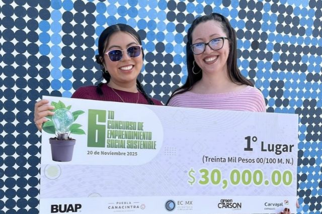 Estudiantes de la BUAP que ganaron el primer lugar por emprendimiento social sostenible