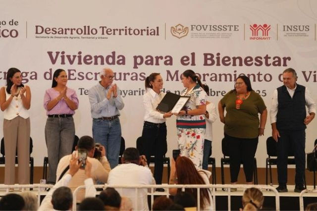 La presidenta Claudia Sheinbaum en la entrega de escrituras en Nayarit
