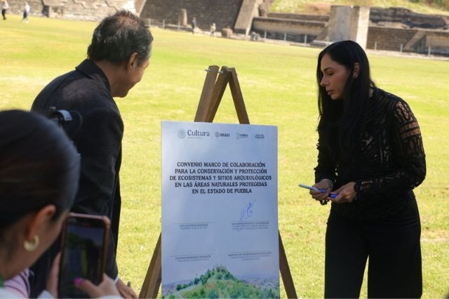 Autoridades durante la firma de convenio para la preservación de sitios arqueológicos en Puebla