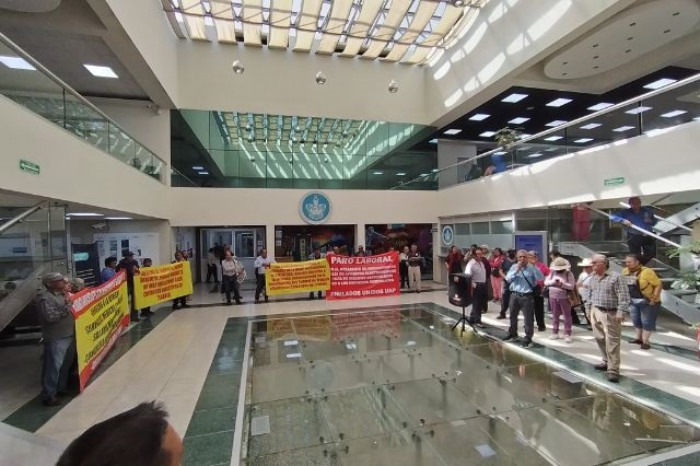 Protesta de jubilados al interior del HUP