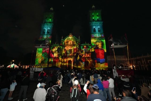 Aspecto de asistentes al videomapping Septiembre Brilla en la fachada de Catedral