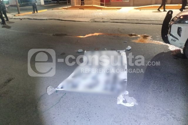 Manta con mensaje amenazante, tras la ejecución de policías municipales en Huixcolotla