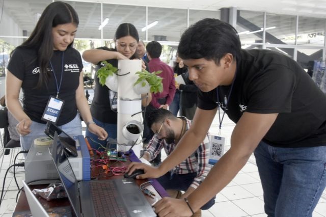 Estudiantes BUAP exponen proyectos de ciencia y tecnología