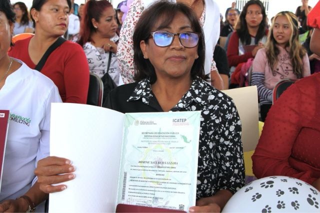 Gobierno de la Ciudad impulsa el autoempleo; entrega constancias del ICATEP