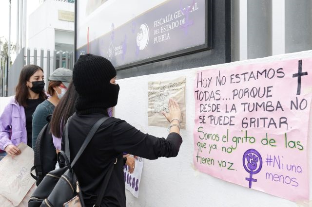 Protesta de activistas en la FGE, por feminicidios en Puebla