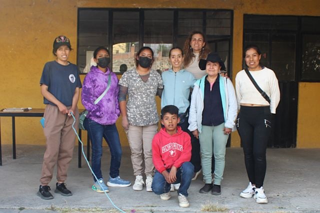 Gina y Molly con el grupo de apoyo en estas campañas, colonos y médicos que asisten