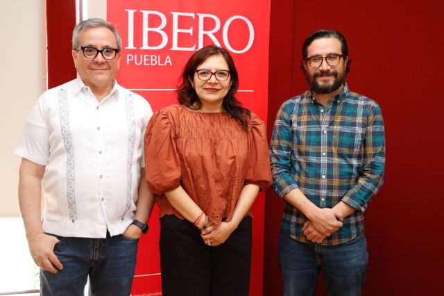 Académicos de la Ibero Puebla en presentación de libro