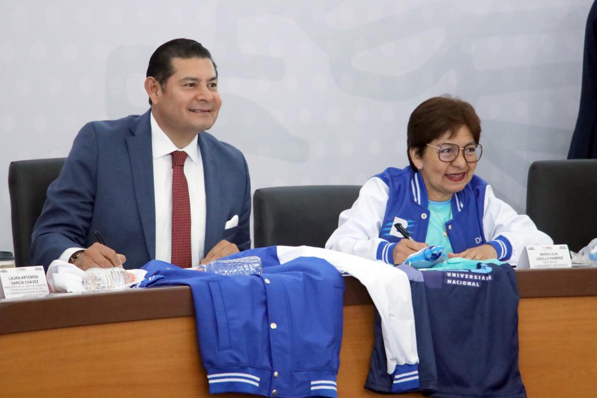 Gobernador Alejandro Armenta y rectora BUAP Lilia Cedillo