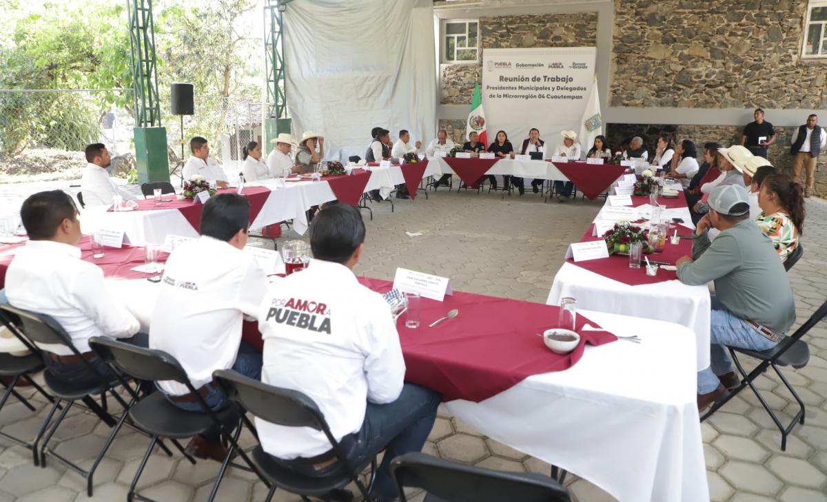 Mesa de trabajo con presidentes municipales y delegados de Cuautempan