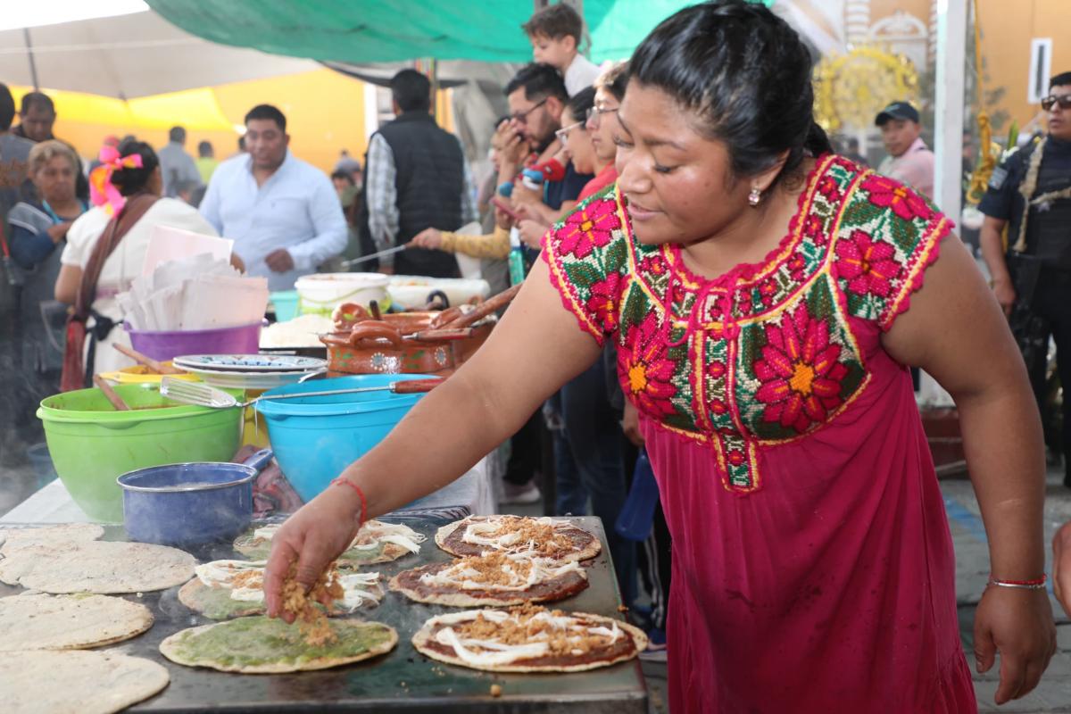 Mujer haciendo memelas en la Feria de la Gordita 2025