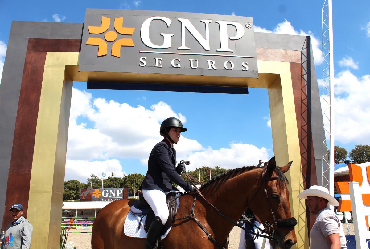 LA JINETE  POBLANA PAULA SENDEROS GANADORA EN .75 METROS DEL EQUIPO QUINTAS ECUESTRES