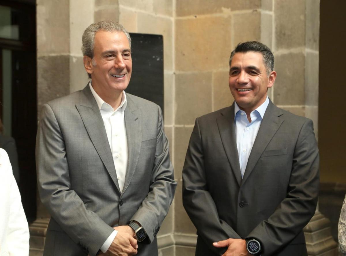 Pepe Chedraui y Félix Pallares Miranda en firma de convenio