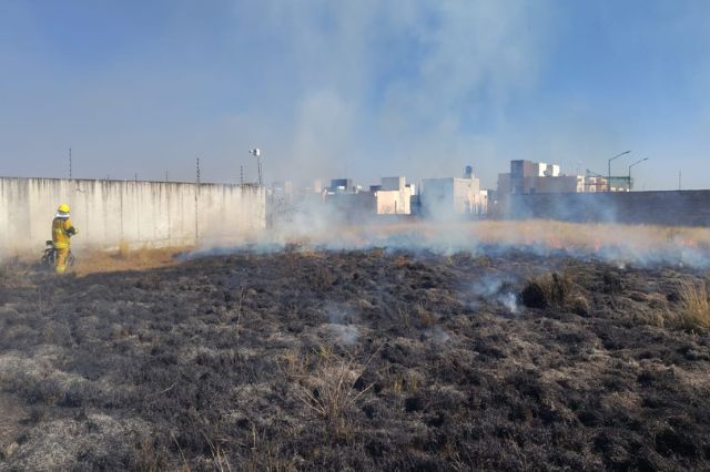 bomberos_de_cuautlancingo_sofocan_dos_incendios_en_pastizales_de_sanctorum.jpg