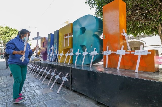 Cruces de víctimas de feminicidio en Puebla, en letras en el Zócalo de la ciudad