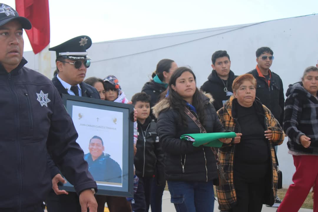 Homenaje póstumo a policía en Coronango