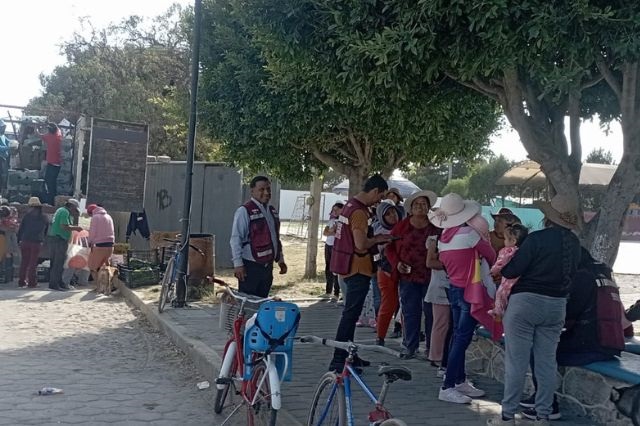 Pobladores de Acatzingo se afilian a Morena a cambio de frutas y verduras