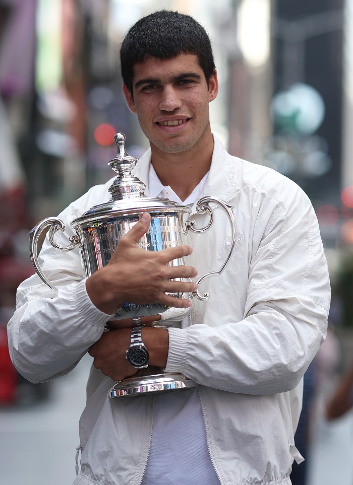 Carlos Alcaraz con trofeo del US Open 2022