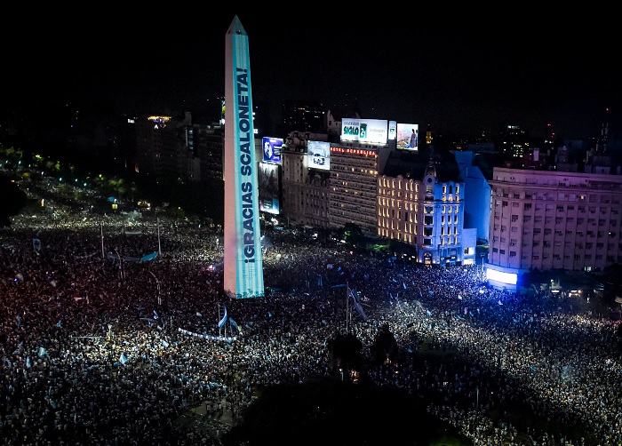 Afición reunida en Obelisco de Buenos Aires para festejar la Copa del Mundo de la Selección Argentina | Diciembre 2022