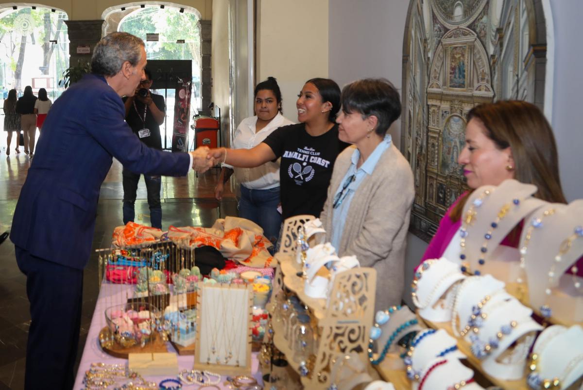 Exposición de productos de mujeres emprendedoras
