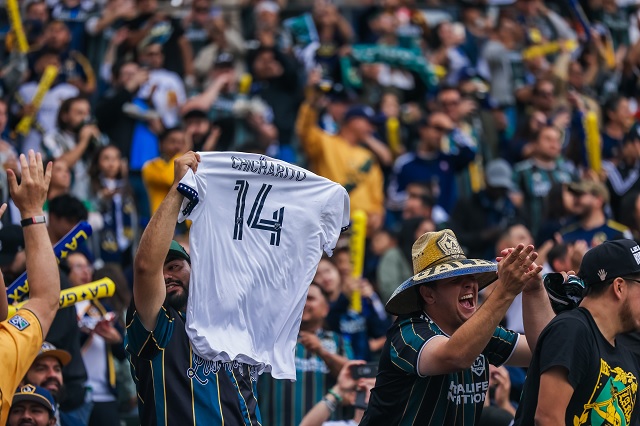 Jersey de Javier Hernández entre aficionados al LA Galaxy