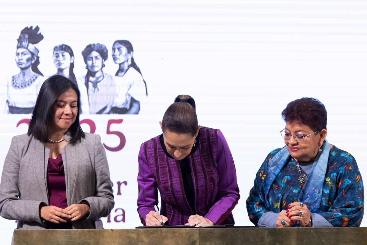 Claudia Sheinbaum firmando iniciativa con Ernestina Godoy Ramos y Angélica Noemí Juárez Pérez.