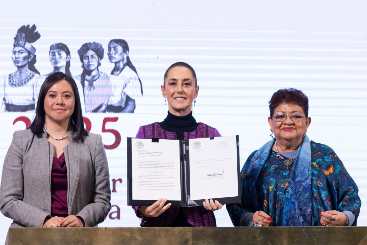 Claudia Sheinbaum mostrando iniciativa con Ernestina Godoy Ramos y Angélica Noemí Juárez Pérez.