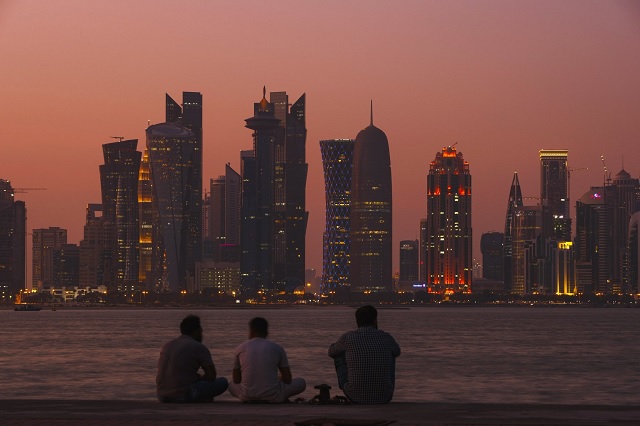 Sujetos mirando el atardecer en Doha, Qatar | Mundial 2022