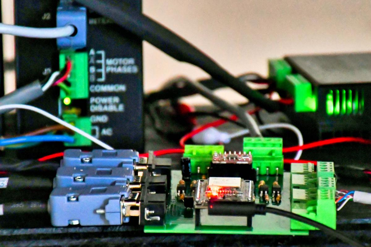 Prototipo que optimiza el proceso de deposición de contactos en celdas fotovoltaicas