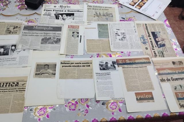 Recortes de periódico que documentan su detención y liberación