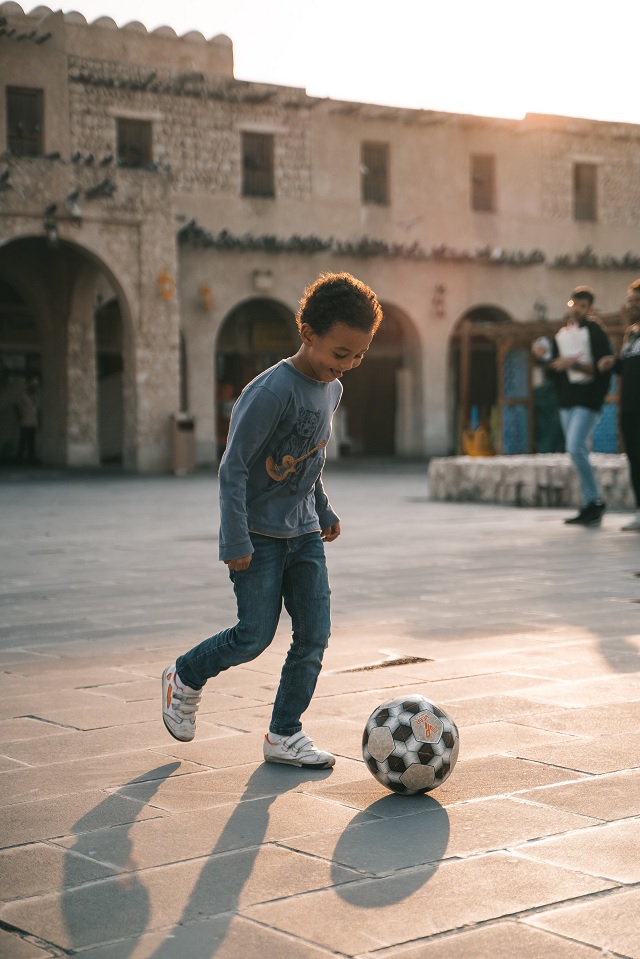 Niño jugando con un balón en Qatar | Mundial 2022