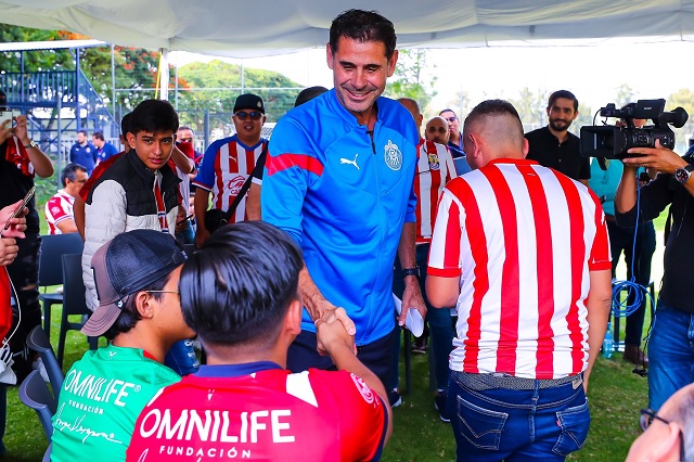 Fernando Hierro con afición de Chivas | 2022