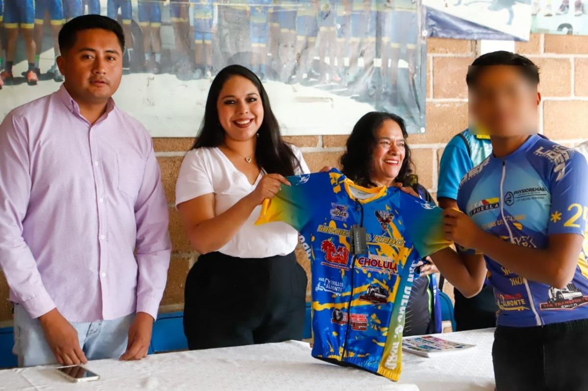 jovenes_ciclistas_ciclistas_de_cuachayotla_reciben_uniformes_deportivos_1_0.jpg