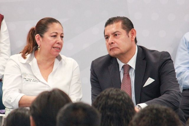 Laura Artemisa García Chávez con el gobernador Alejandro Armenta