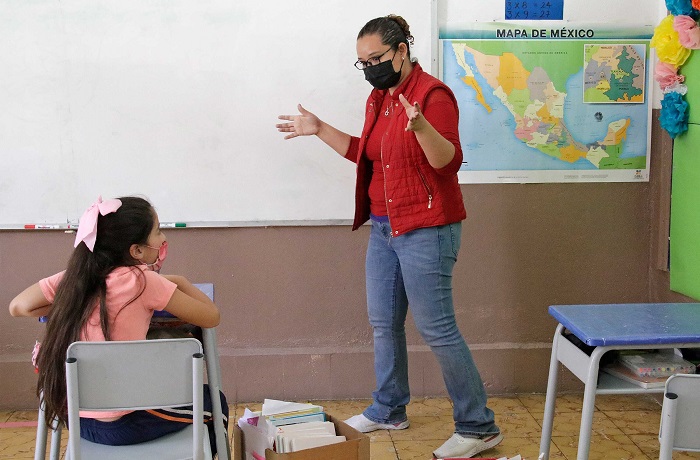 Maestra durante clases en educación básica.