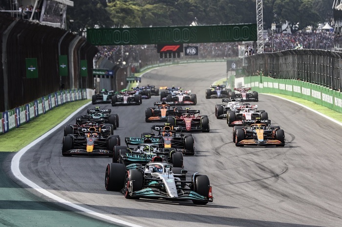 Monoplaza de Mercedes liderando carrera de la Fórmula 1 | 2022