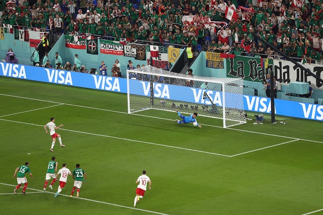 Guillermo Ochoa detiene penal a Robert Lewandowski | México vs Polonia | Mundial de Qatar 2022