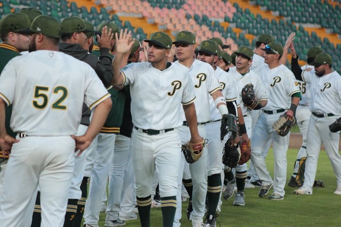 Jugadores de Pericos de Puebla festejan triunfo ante Diablos – Guerreros | Liga Invernal Mexicana 2022