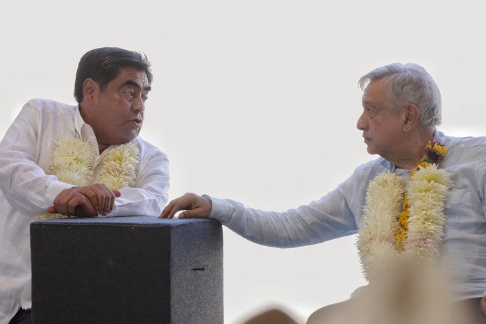 Andrés Manuel López Obrador (presidente de México) y Miguel Barbosa (gobernador de Puebla)