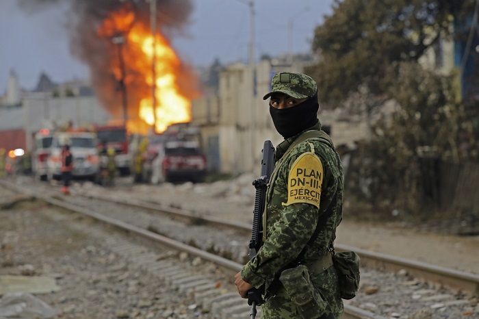Militar en toma clandestina de gasolina | México 2021 Militar en toma clandestina de gasolina | México 2021
