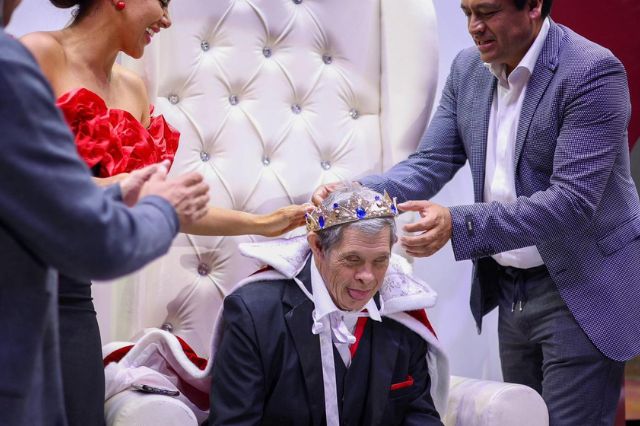 ruben_adulto_mayor_con_sindrome_de_down_es_coronado_rey_de_chignahuapan_1.jpg